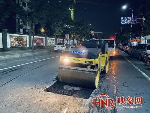 戰高溫 斗酷暑 守初心 鄭州市政工人用汗水維護市區道路設施