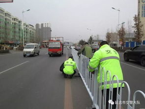 延吉市公安局交警大隊(duì)設(shè)施中隊(duì)為部分道路安裝道路隔離護(hù)欄